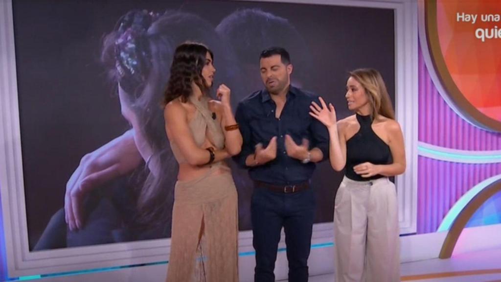 Sofía Suescun junto a los presentadores del programa.
