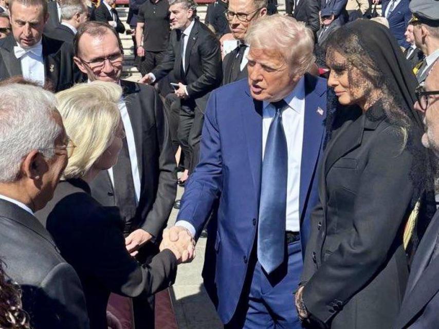 Ursula von der Leyen y Donald Trump se han saludado durante el funeral del papa Francisco en la plaza de San Pedro