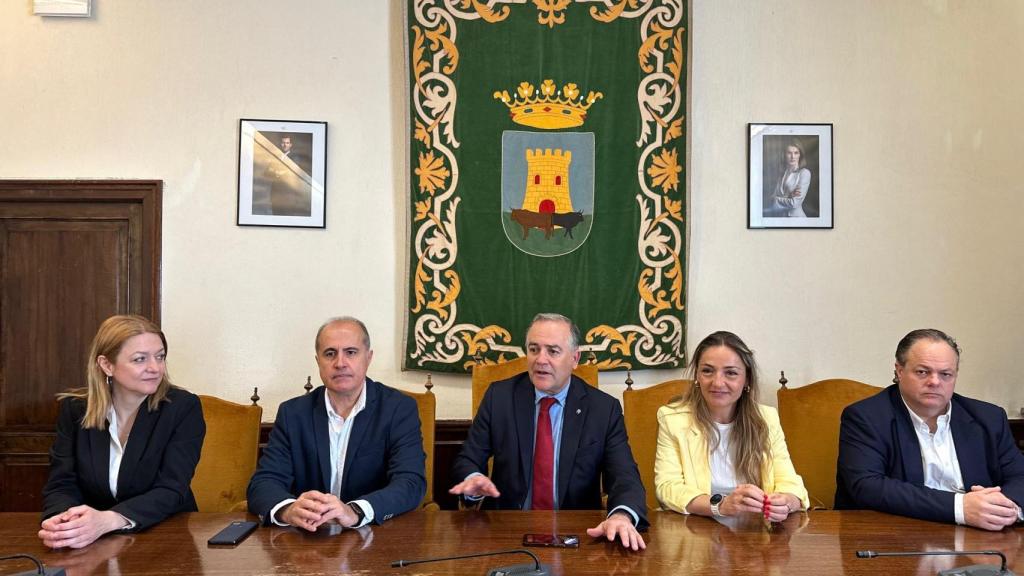 José Julián Gregorio, en el centro de la imagen, durante el Encuentro Comarcano que ha tenido lugar en el Ayuntamiento de Talavera de la Reina.