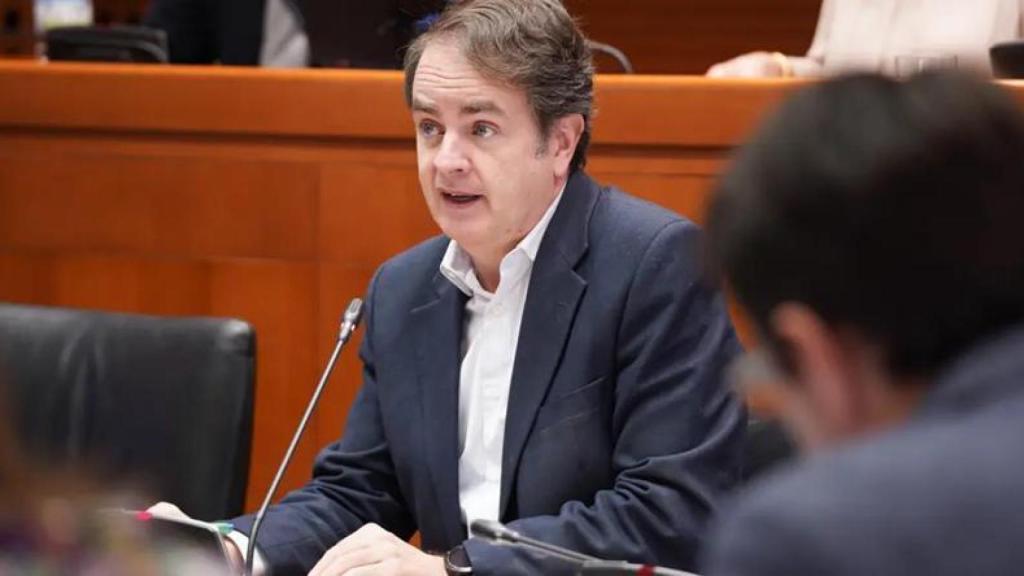 El consejero de Hacienda, Roberto Bermúdez de Castro, en las Cortes de Aragón.