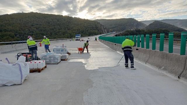 Los trabajos en la calzada sentido A Coruña del viaducto de Tremor