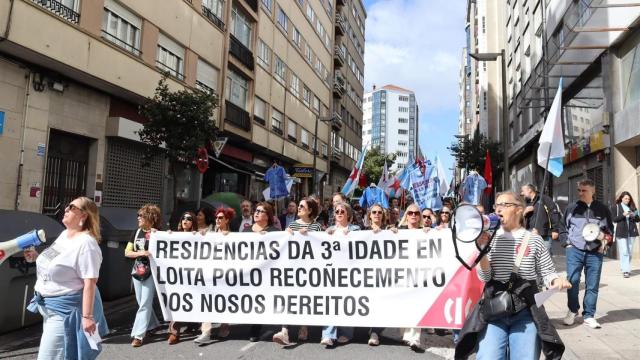 Protesta de trabajadoras de residencias en Santiago.