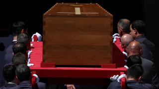 Los portadores del féretro llevan el ataúd del papa Francisco en la Basílica Papal de Santa María la Mayor.