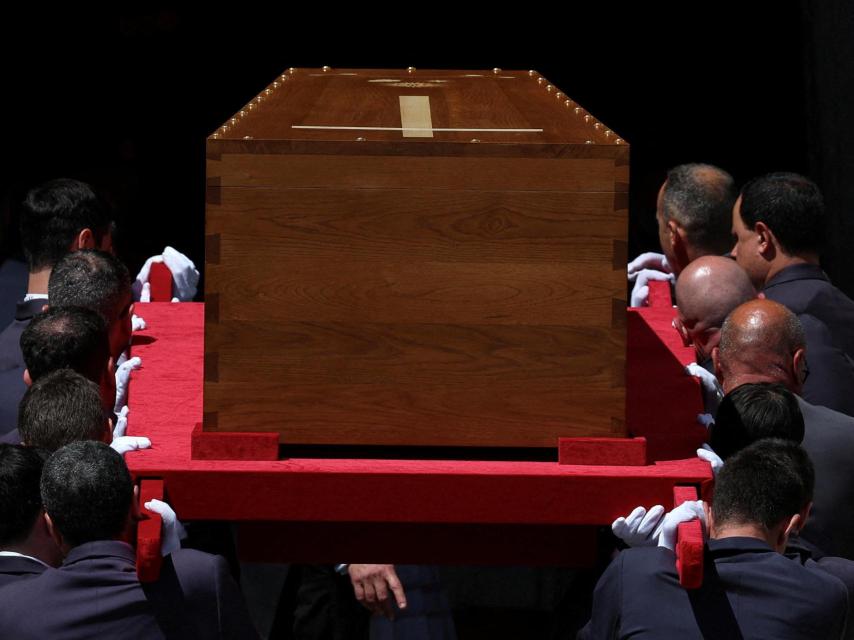 Los portadores del féretro llevan el ataúd del papa Francisco en la Basílica Papal de Santa María la Mayor.