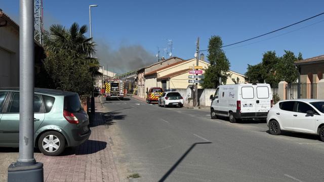 Los Bomberos y la Guardia Civil en la vivienda que se ha incendiado