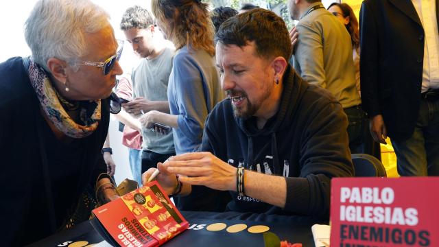 Pablo Iglesias firma libros en Barcelona el Día de Sant Jordi. Foto: Toni Albir / EFE