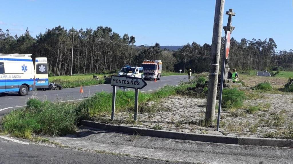 Un herido tras un accidente entre un coche y una moto en Muxía (A Coruña)