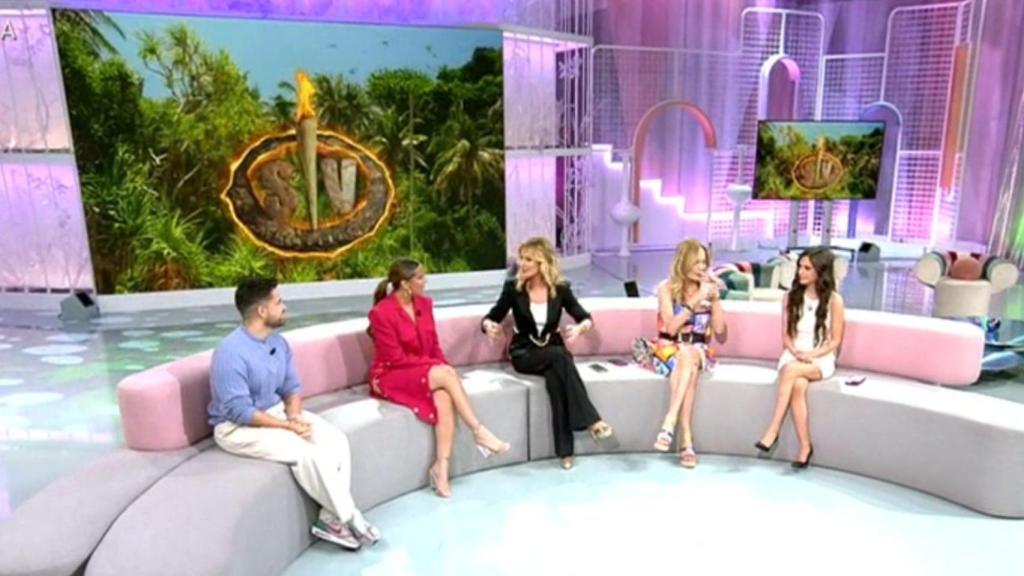 Colaboradores del programa en plató.