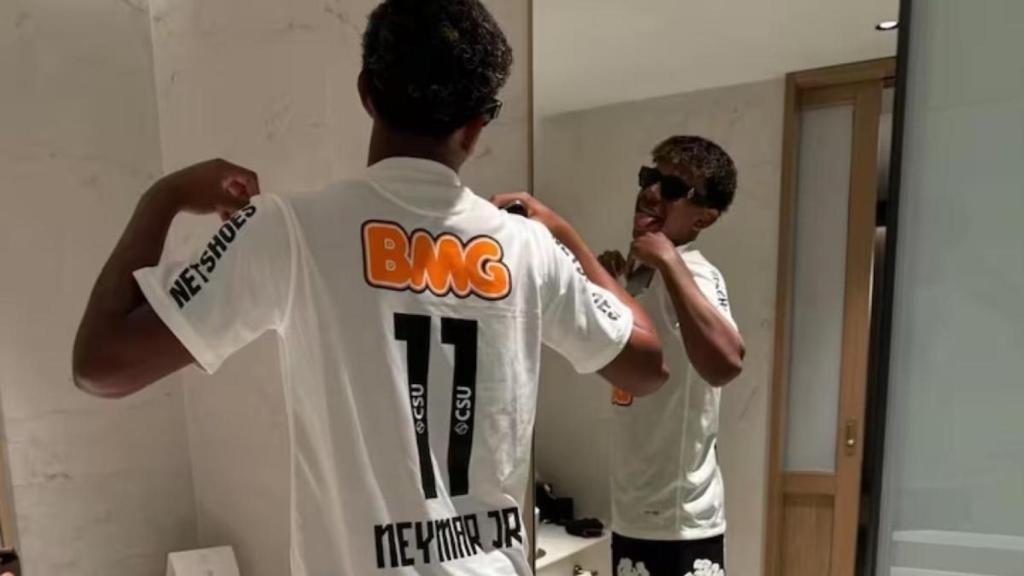 Lamine Yamal con la camiseta de Neymar en su primera época en el Santos