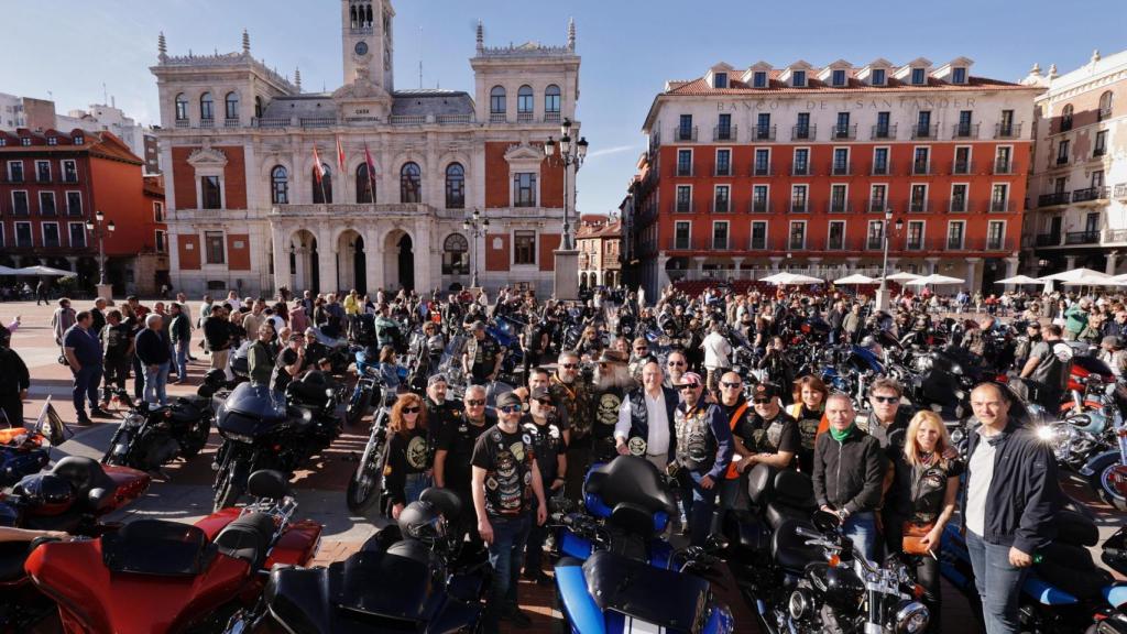 El alcalde de Valladolid, Jesús Julio Carnero, recibe a la concentración de Harley-Davidson en la Plaza Mayor