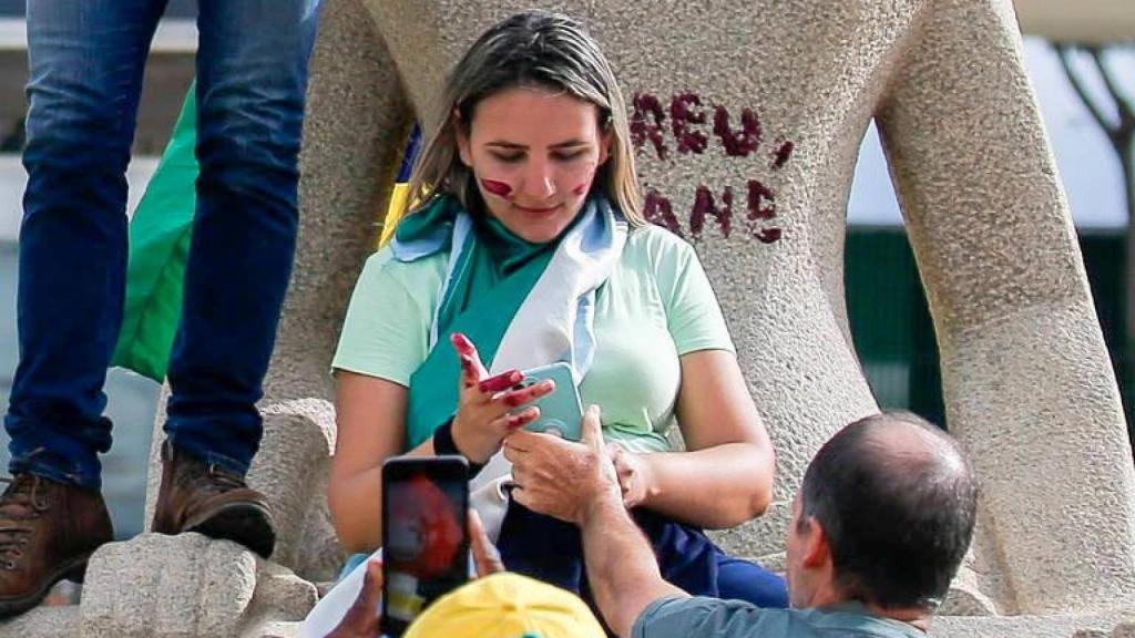 Débora Rodrigues tras pintar una estatua con pintalabios.