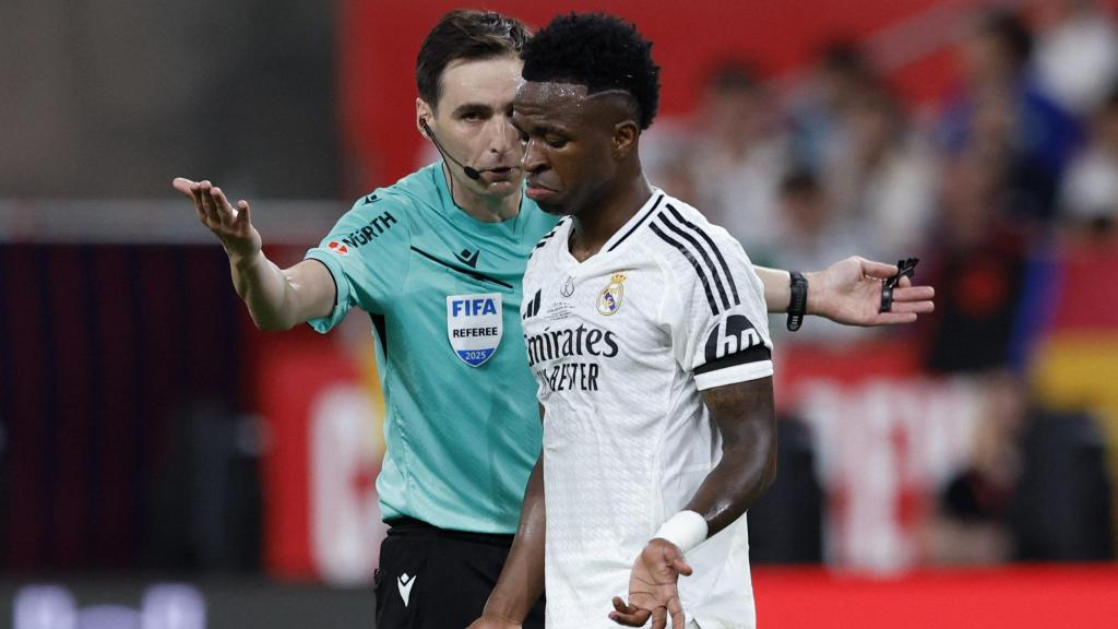 Ricardo de Burgos Bengoetxea habla con Vinicius