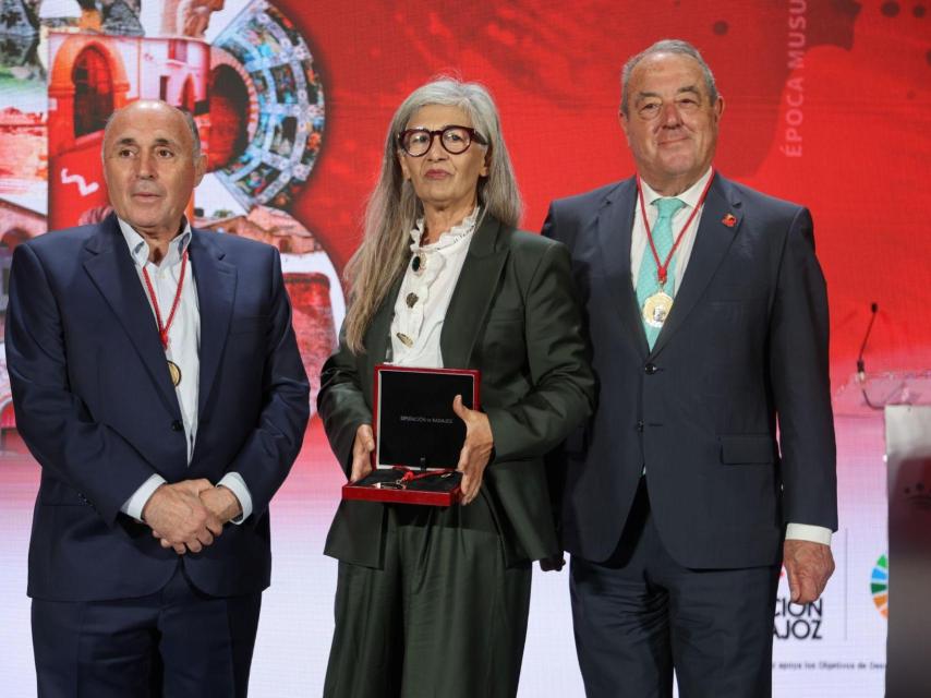 La madre de Carolina Yuste, junto a los otros dos premiados, Roberto Leal y Javier del Pueyo.