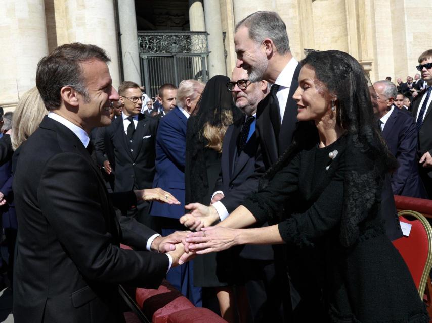 La Reina saluda al presidente francés Macron.