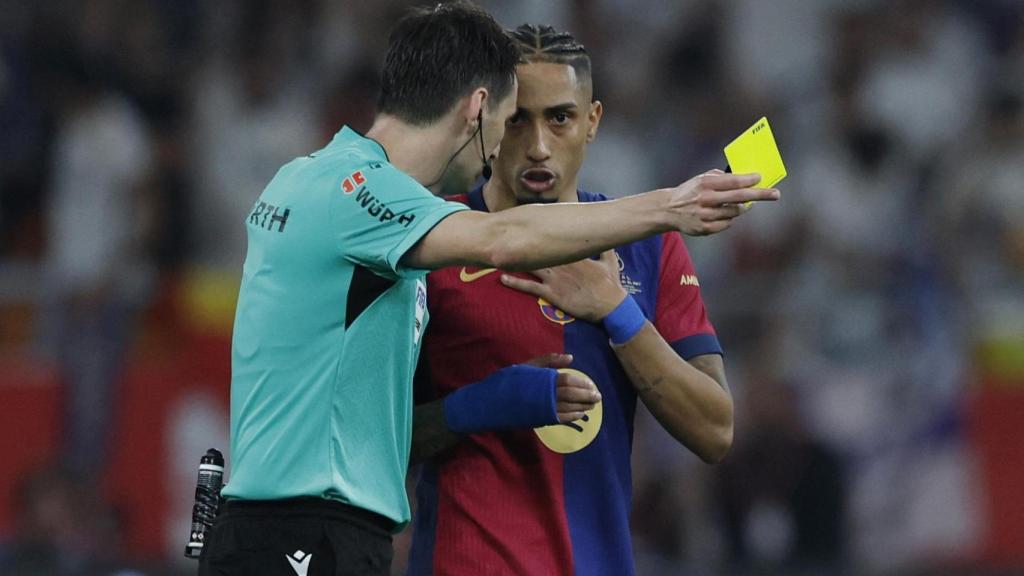 Ricardo de Burgos Bengoetxea dialoga con Raphinha durante el partido