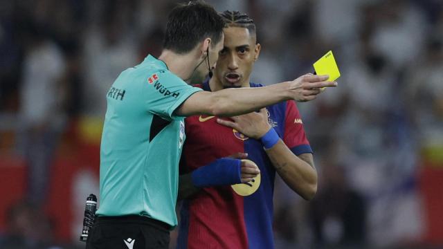 Ricardo de Burgos Bengoetxea dialoga con Raphinha durante el partido