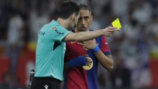 Ricardo de Burgos Bengoetxea dialoga con Raphinha durante el partido