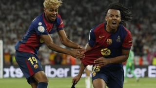 Koundé celebra con Lamine su gol al Real Madrid.