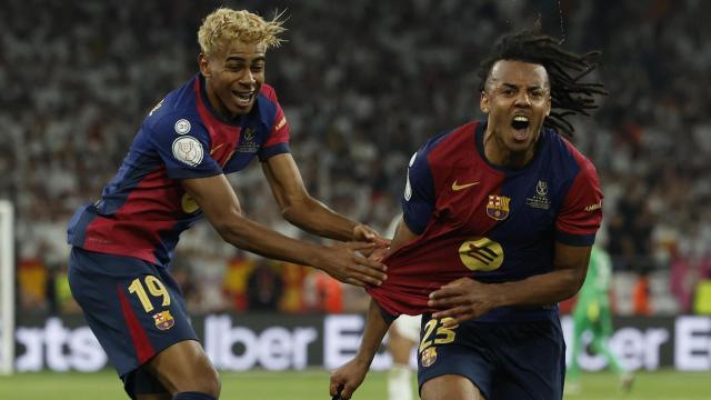 Koundé celebra con Lamine su gol al Real Madrid.