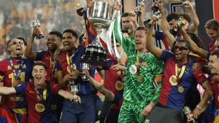 Los jugadores del Barcelona celebran con el trofeo de la Copa del Rey