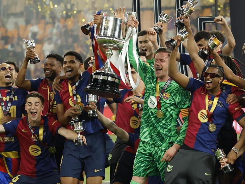 Los jugadores del Barcelona celebran con el trofeo de la Copa del Rey