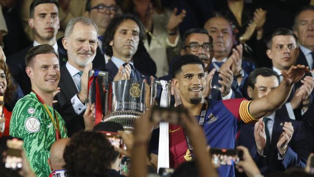 Ter Stegen y Araújo reciben el trofeo de la Copa del Rey de manos del rey Felipe VI