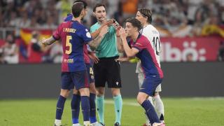 De Burgos Bengoetxea discute con jugadores del Barça y del Madrid en la final de la Copa del Rey