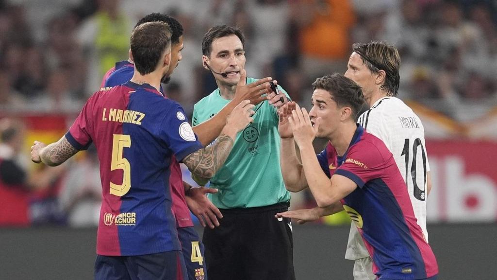 De Burgos Bengoetxea discute con jugadores del Barça y del Madrid en la final de la Copa del Rey