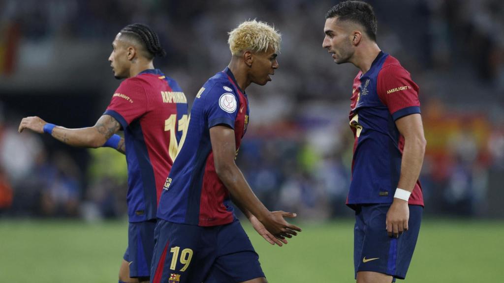 Lamine Yamal celebra con Ferran Torres el gol del valenciano.