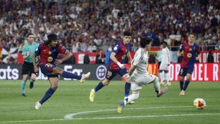 Momento en el que Koundé dispara para marcar y darle el título de la Copa del Rey al Barça.