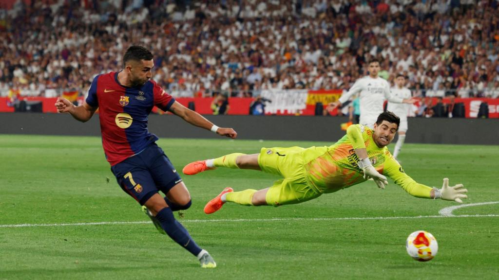 Momento en el que Ferran Torres bate a Courtois.