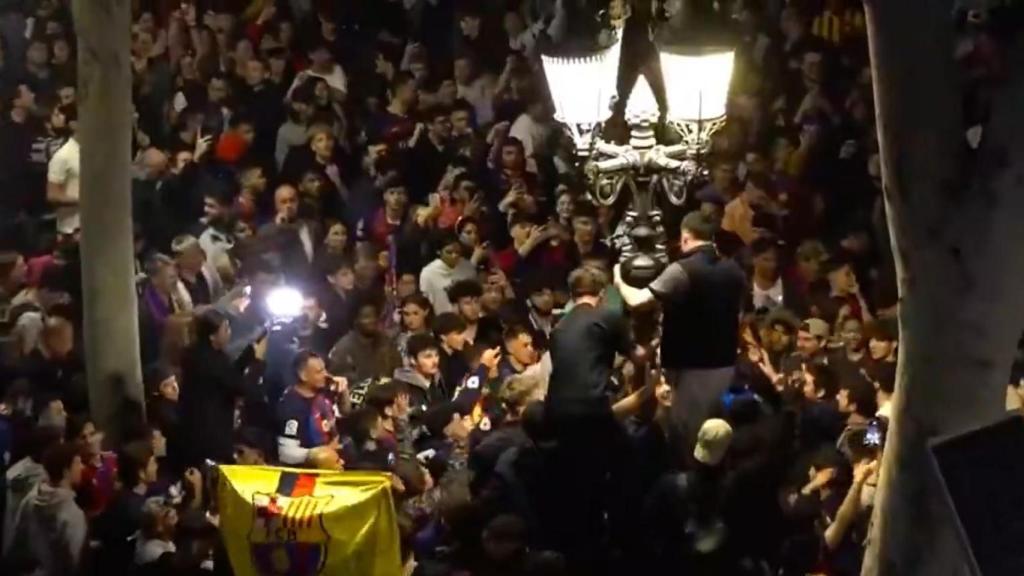 Captura de redes sociales con la celebración de los aficionados del Barça en Canaletas.