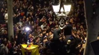 Captura de redes sociales con la celebración de los aficionados del Barça en Canaletas.