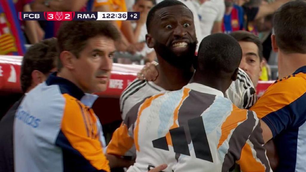 Ferland Mendy y el staff técnico del Real Madrid sujetan a Rüdiger.