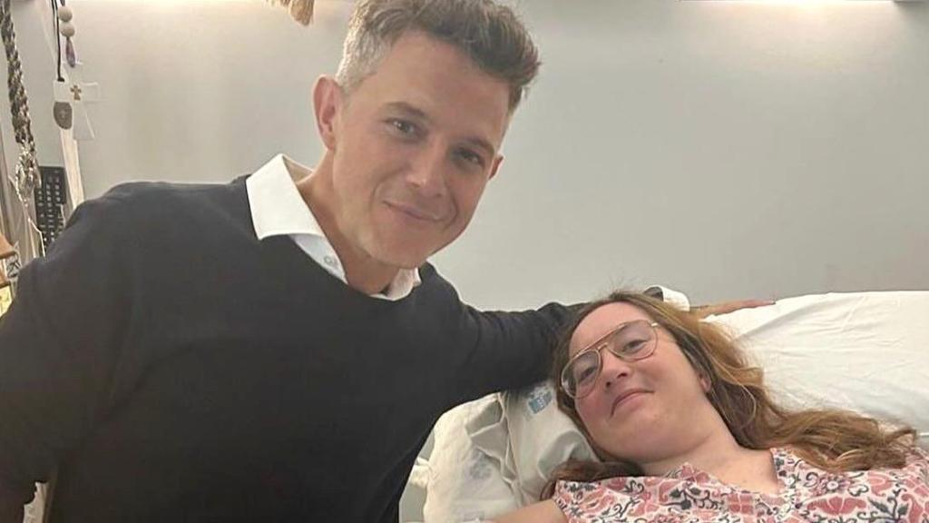 Belén Domínguez junto a Alejandro Sanz, quien la visitó en el hospital.
