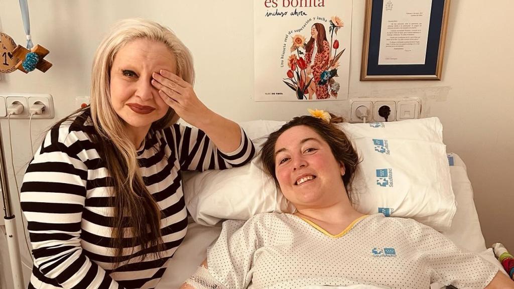 Alaska visitando a Belén Domínguez en el hospital.