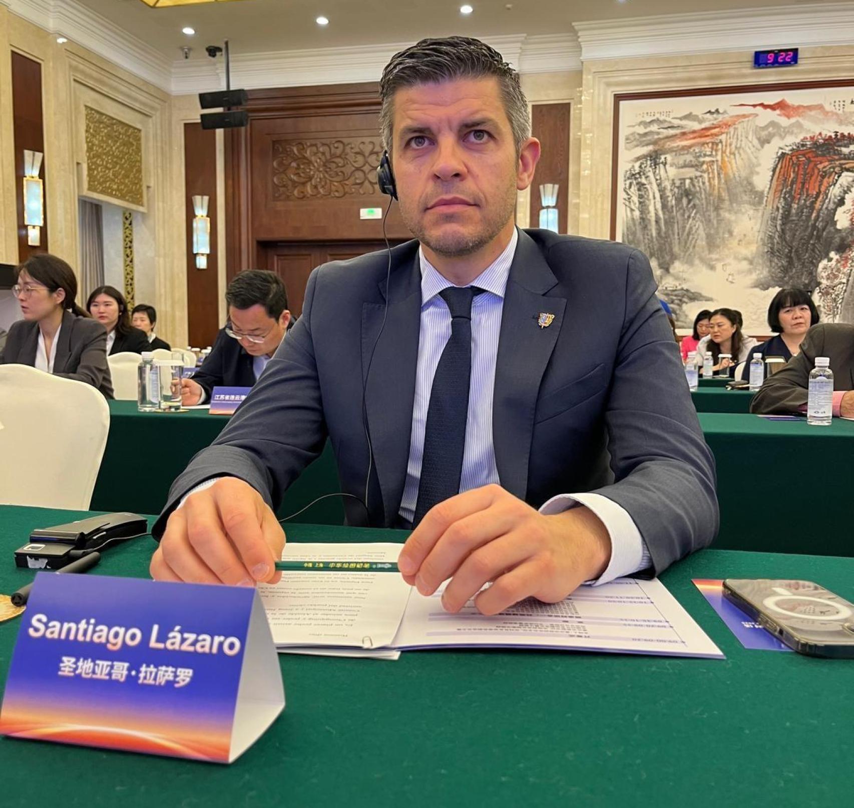 Santiago Lázaro en China.