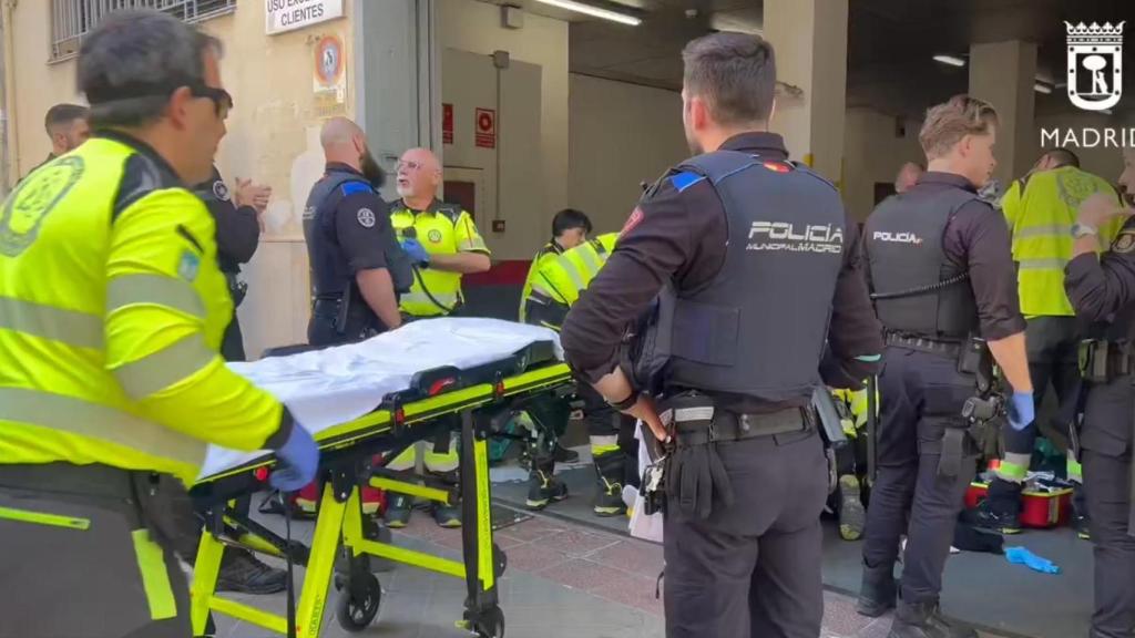 Los servicios médicos y la policía acuden al lugar del apuñalamiento en Puente de Vallecas.