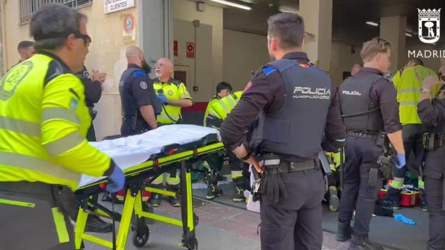 Los servicios médicos y la policía acuden al lugar del apuñalamiento en Puente de Vallecas.