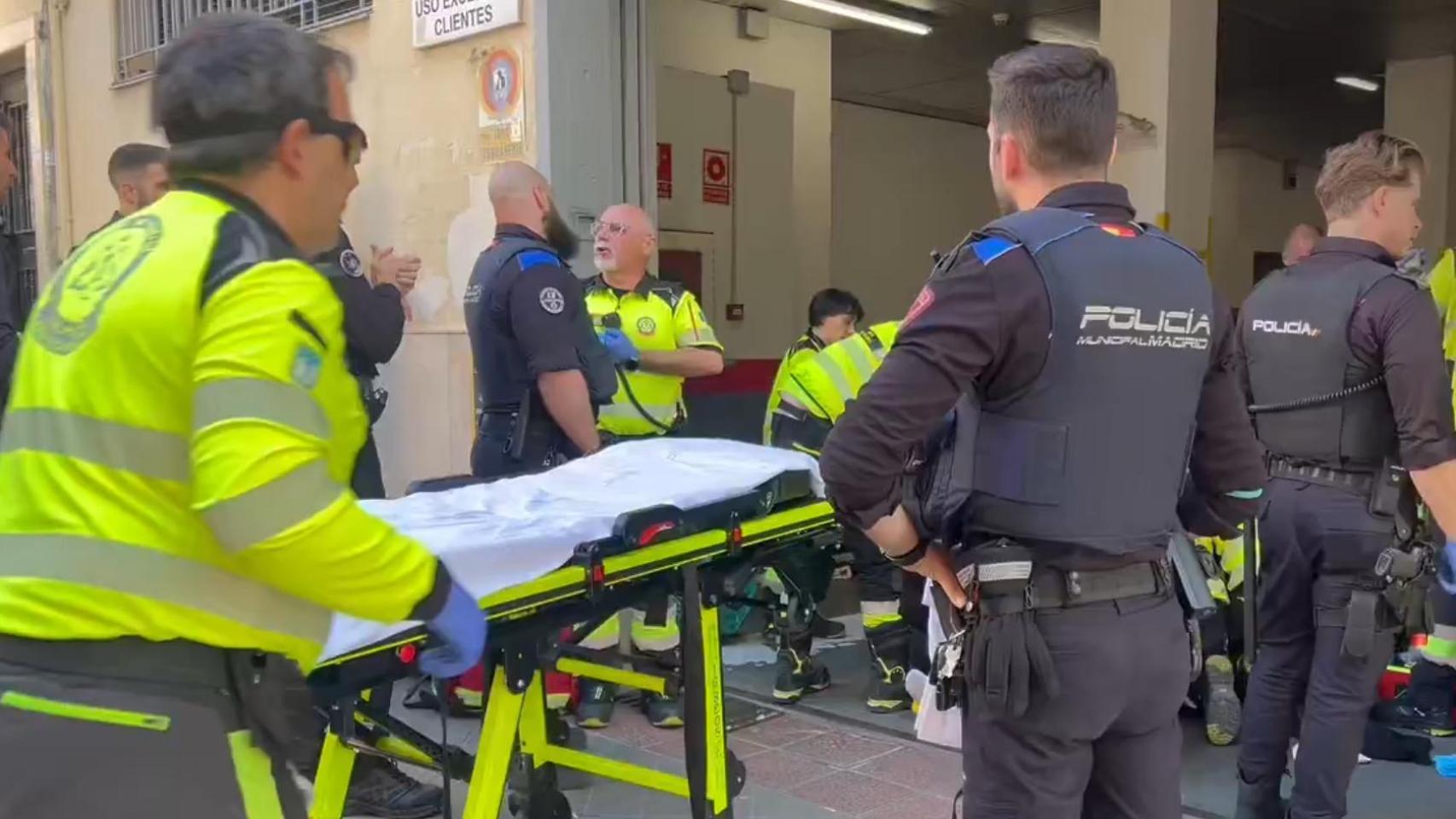 Los servicios médicos y la Policía en el lugar de un apuñalamiento en Puente de Vallecas.