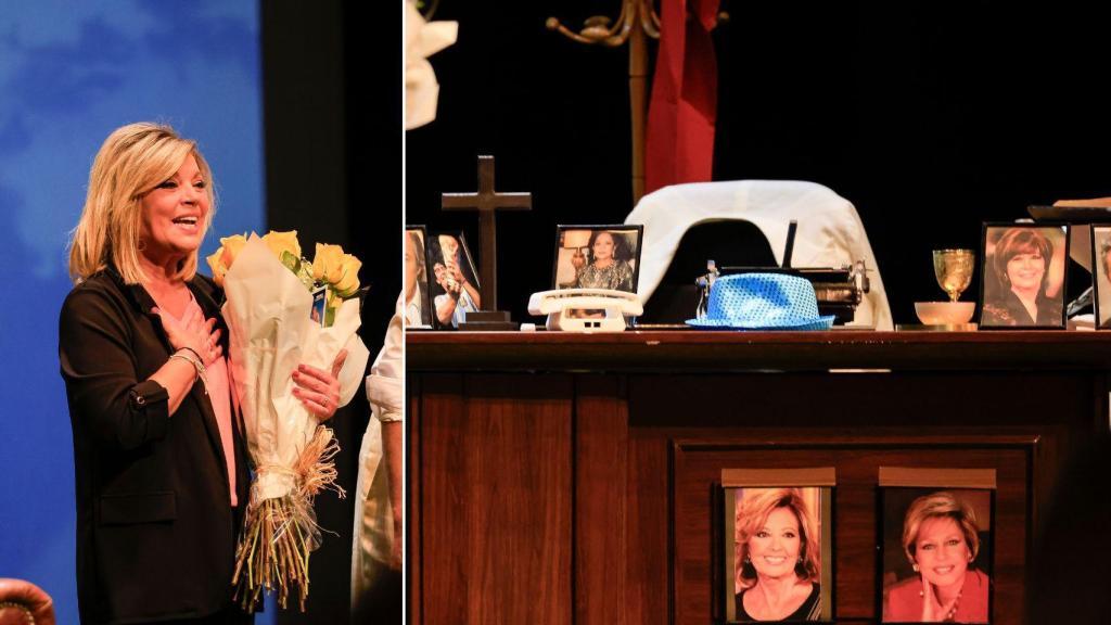 Terelu Campos, emocionada, saludando al público junto a las fotografías que había en el escritorio del escenario.