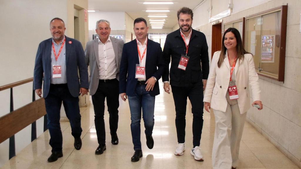 El secretario general del PSOE de León, Javier Alfonso Cendón, junto a otros representantes socialistas en el 15 Congreso Provincial