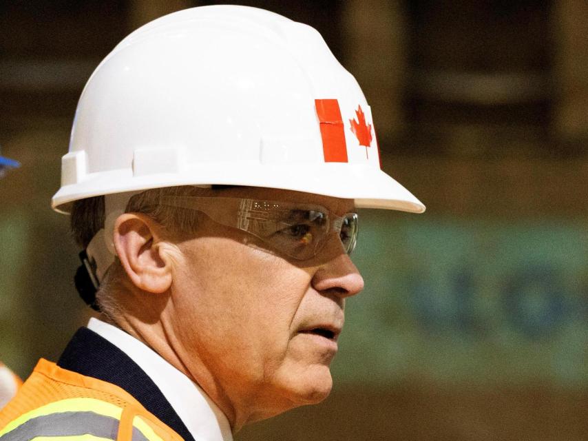 El primer ministro de Canadá, Mark Carney, recorre Algoma Steel durante su gira de campaña electoral del Partido Liberal en Sault Ste. Marie, Ontario, Canadá, el 25 de abril de 2025.