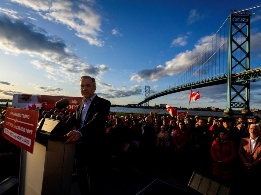 El primer ministro de Canadá, Mark Carney, observa mientras pronuncia un discurso durante una visita al Puente Ambassador, que conecta Ontario con Michigan, como parte de su gira de campaña electoral del Partido Liberal, en Windsor, Ontario, Canadá. 26 de abril de 2025.