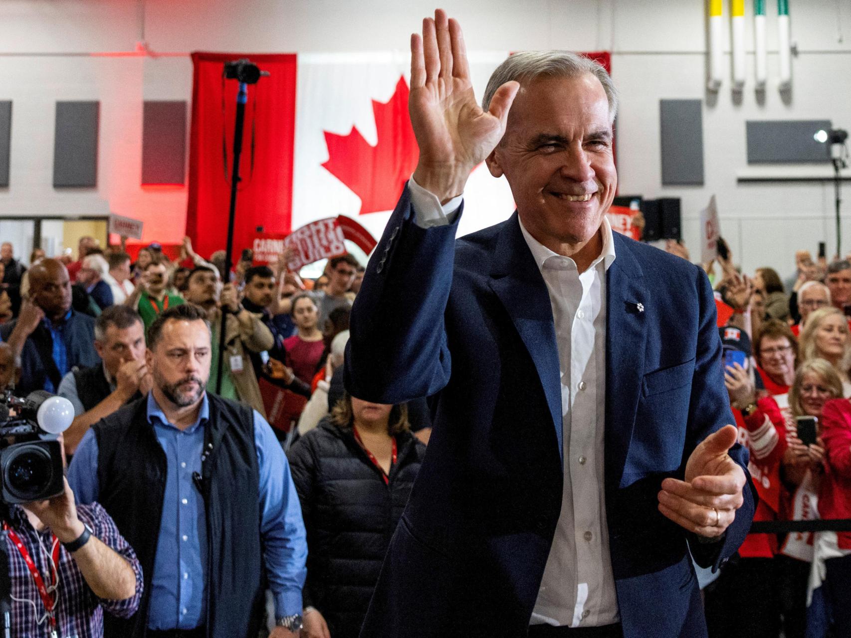 El primer ministro de Canadá, Mark Carney, saluda después de pronunciar un discurso en un mitin en Fanshawe College durante su gira de campaña electoral del Partido Liberal en London, Ontario, Canadá, el 25 de abril de 2025.