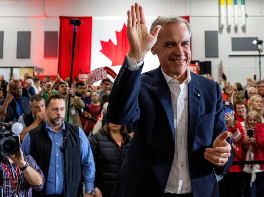 El primer ministro de Canadá, Mark Carney, saluda después de pronunciar un discurso en un mitin en Fanshawe College durante su gira de campaña electoral del Partido Liberal en London, Ontario, Canadá, el 25 de abril de 2025.