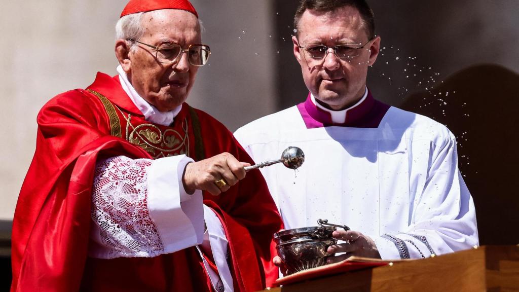 Giovanni Battista Re, encargado de organizar el cónclave para elegir al sucesor del papa Francisco.