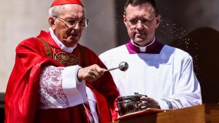 Giovanni Battista Re, encargado de organizar el cónclave para elegir al sucesor del papa Francisco.