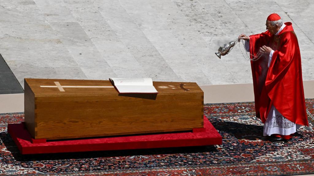 El cardenal Giovanni Battista Re bendice el ataúd mientras oficia la misa funeral del Papa Francisco, en la Plaza de San Pedro.