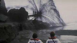 La foto que dio la vuelta al mundo en 1986, y muestra el momento en que varios activistas de Greenpeace intentan cerrar la tubería de vertidos de la Bahía de Portmán.